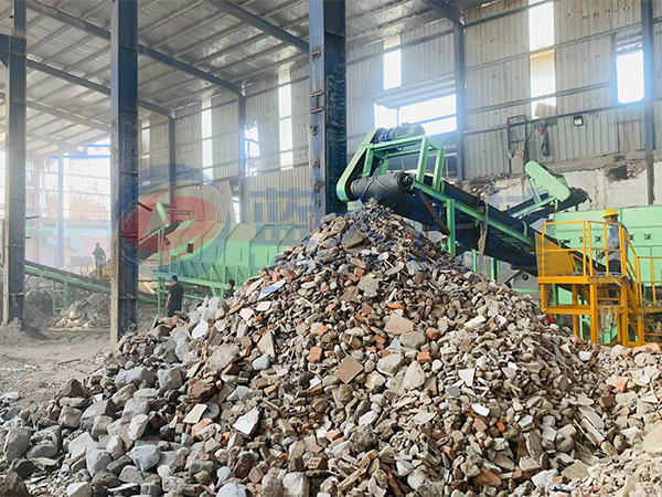 湖北武漢生活垃圾篩分現(xiàn)場(chǎng)